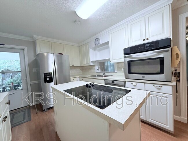Building Photo - 715 White Oak Dr