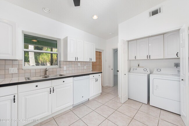 Building Photo - 206 4th Ave