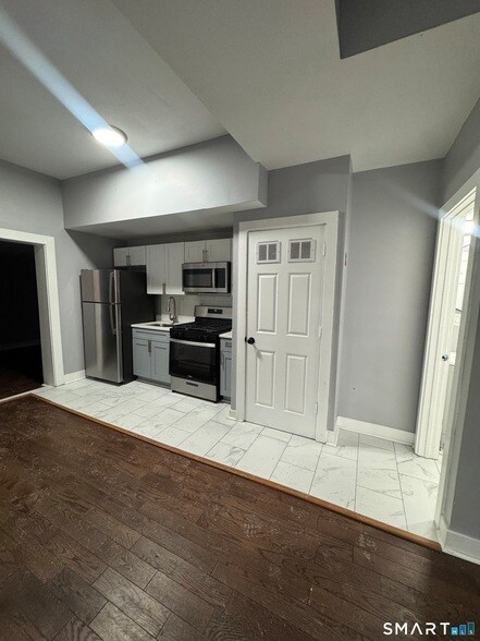 Building Photo - 148 Rosette St