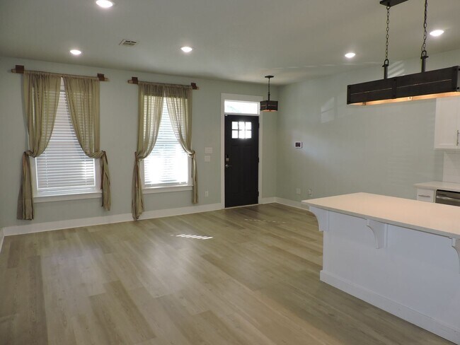 Building Photo - Easy access to interstate, shopping & downtown Pensacola!