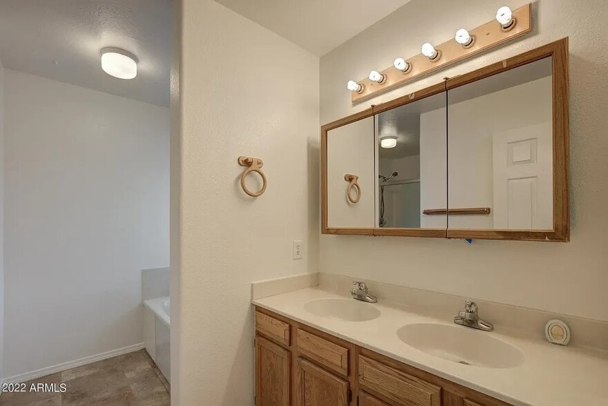 Master Bathroom - 502 E Saguaro Cir