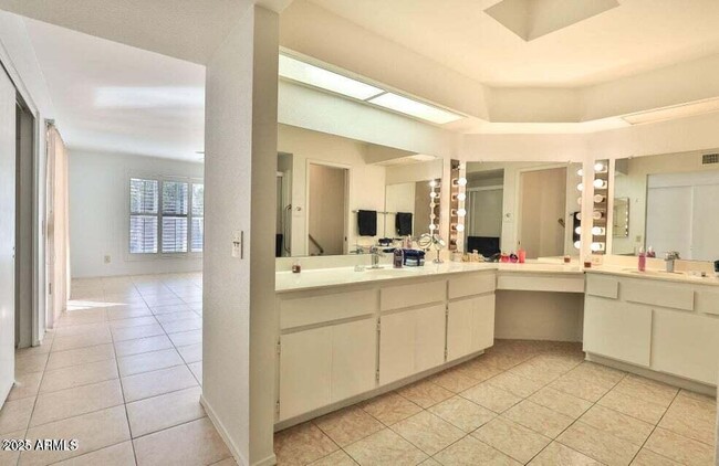 Building Photo - 10421 E Silvertree Dr