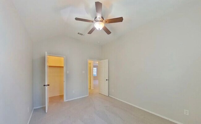 Building Photo - Charming 4-Bedroom Home with Modern Comforts & Spacious Living