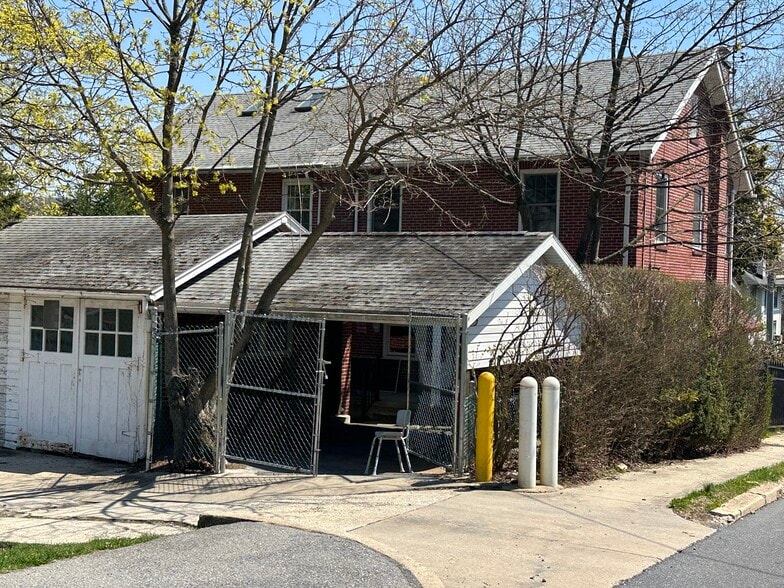 Building Photo - 700 Carsonia Ave