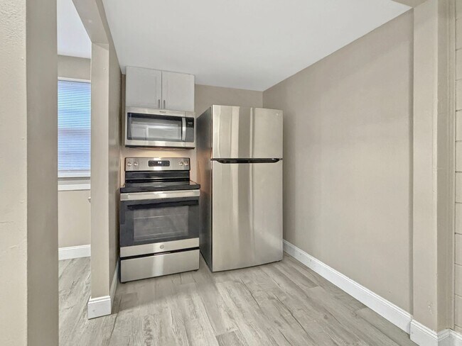 Building Photo - 104 S Beechtree St