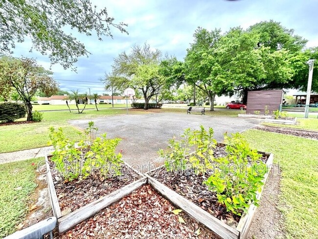 Building Photo - 532 Park Ave