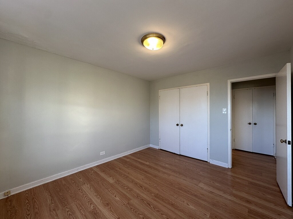 Building Photo - 450 W Wellington Ave