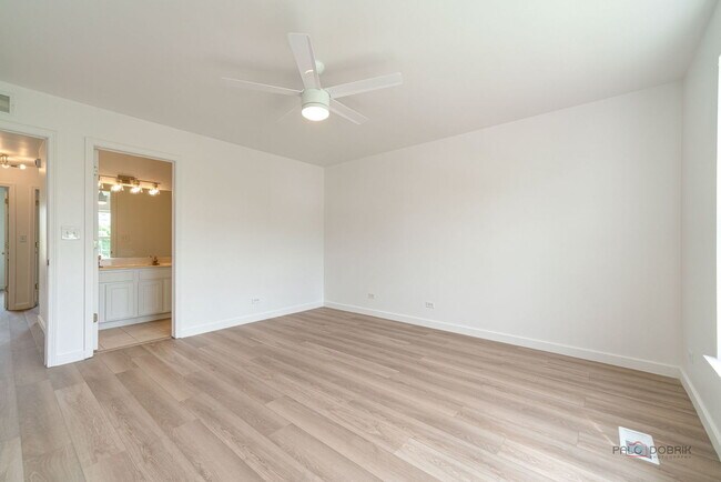 Building Photo - 178 W Hampton Dr