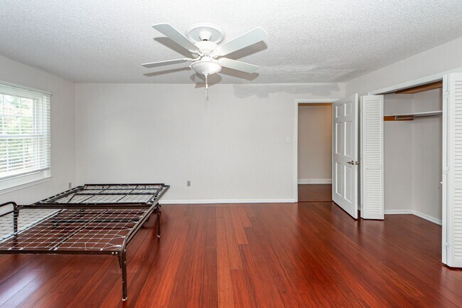 Building Photo - 4 Bedroom 2.5 Bath House in Montclair - We...