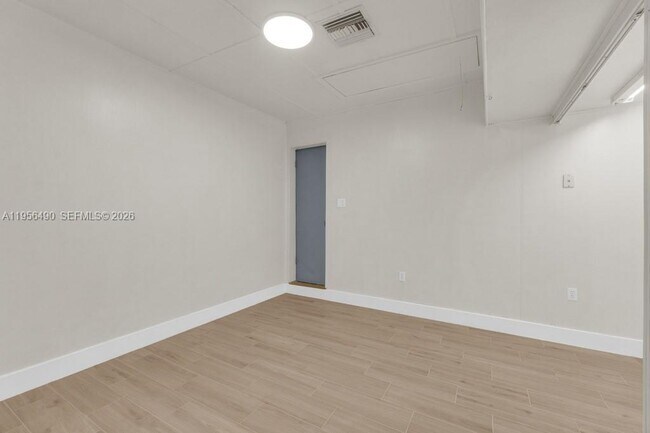 Building Photo - 1101 NE 24th Ct