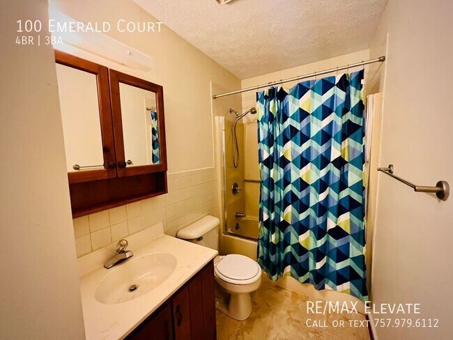 Building Photo - 100 Emerald Ct