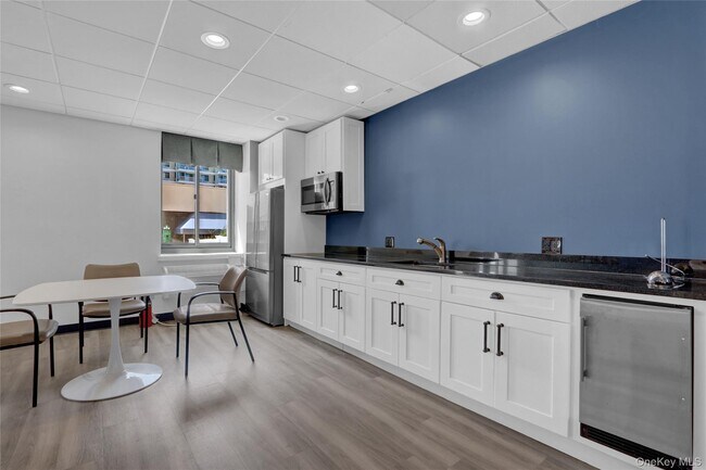 Building Photo - 100 W Broadway