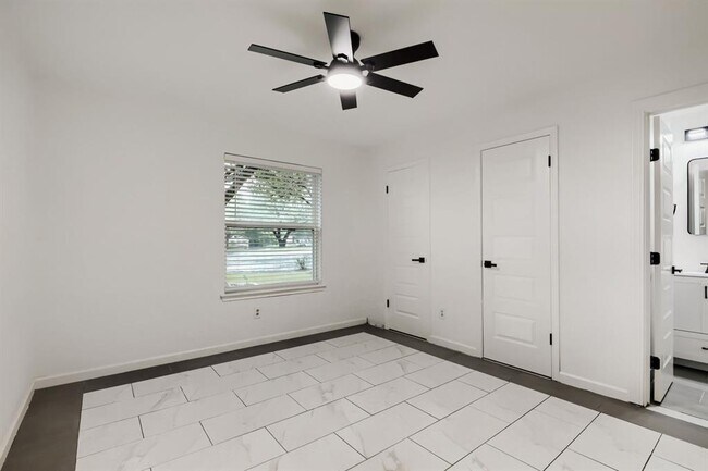 Building Photo - 12100 Clickett Cove