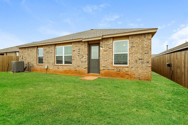 Building Photo - 518 Crystal Ln