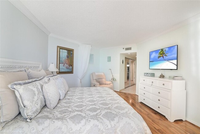 Building Photo - 16425 Collins Ave