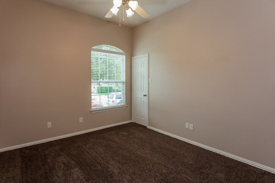 Building Photo - 1141 Lakeside Dr