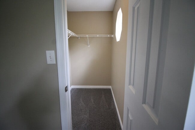 Building Photo - Updated 2 Bed/ 2.5 Bath