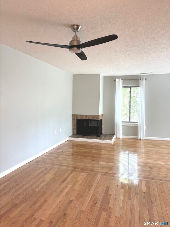 Building Photo - 19 Greenbriar Dr