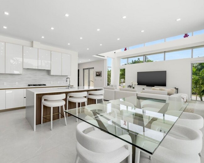 Building Photo - 1201 W 47th St