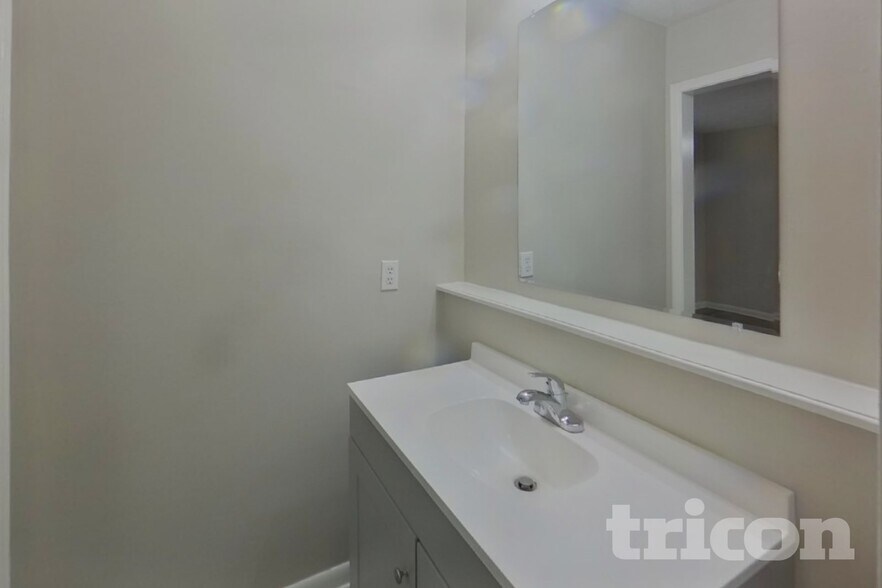 Building Photo - 671 Custer Cir