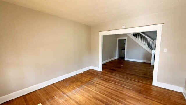 Building Photo - CENTER TOWNSHIP 3 BEDROOM DUPLEX AVAILABLE NOW!  ACCEPTS SECTION 8
