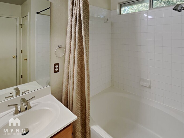 Building Photo - 4611 Echo Lake Dr