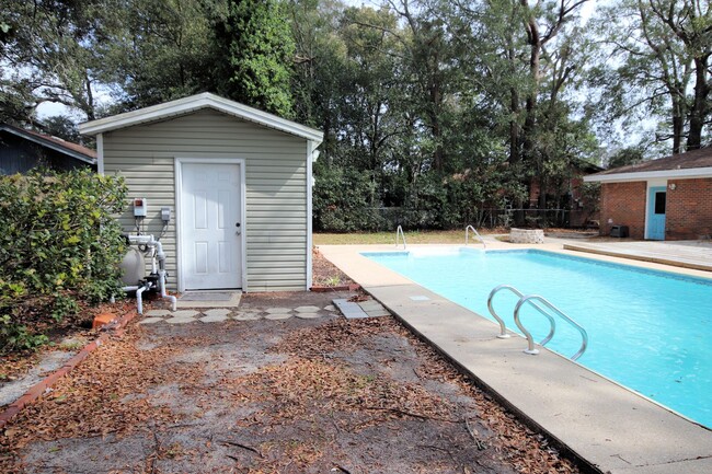 Building Photo - Central Niceville Location with a pool.