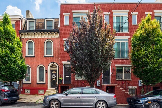 Building Photo - Gorgeous Fairmount One Bedroom Condo