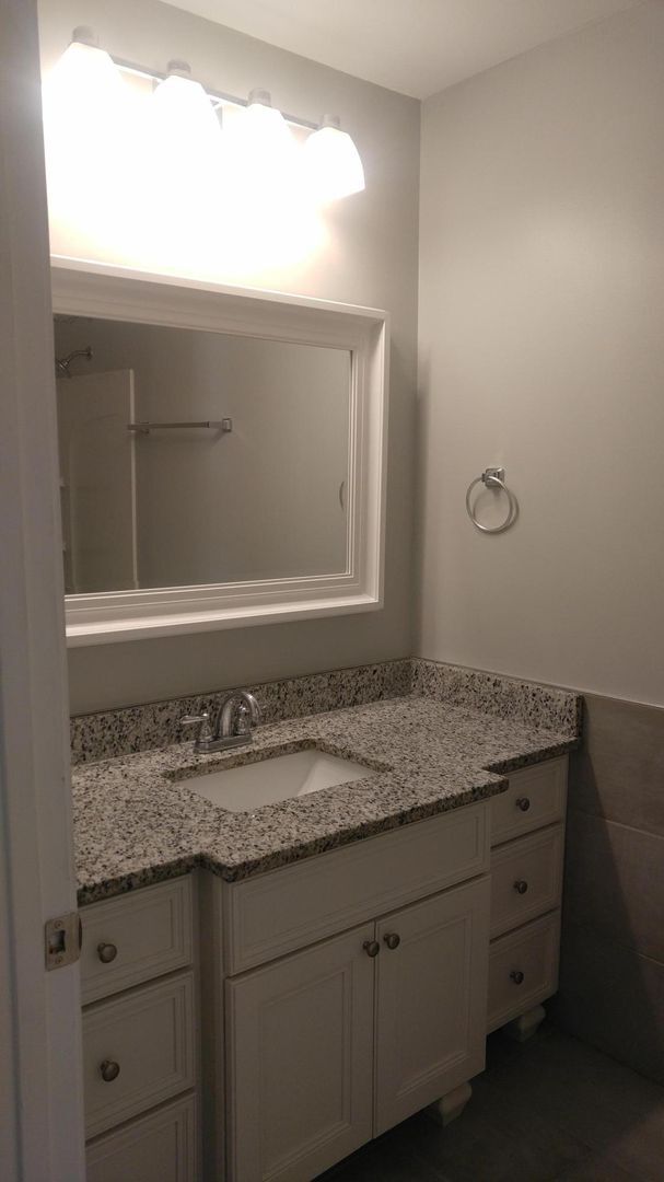 Building Photo - 3 bed, 2 bath home!