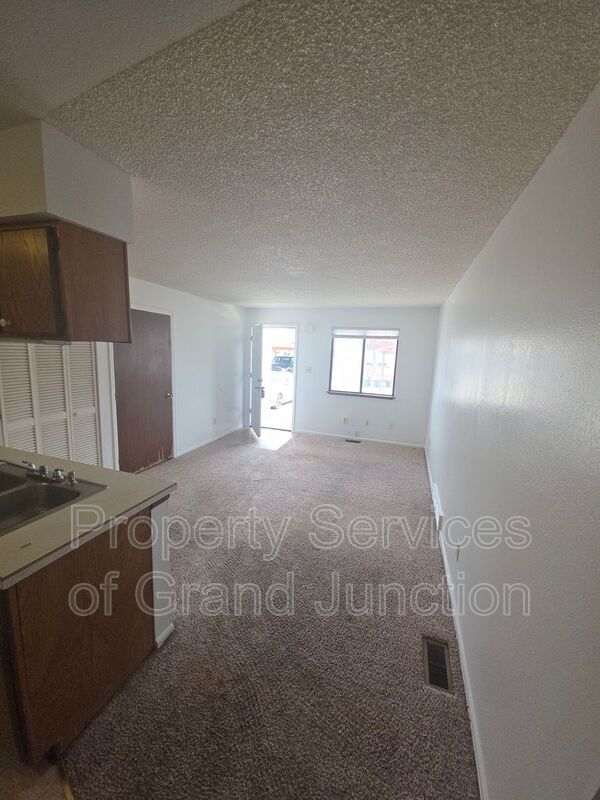 Building Photo - 1102 E Carolina Ave