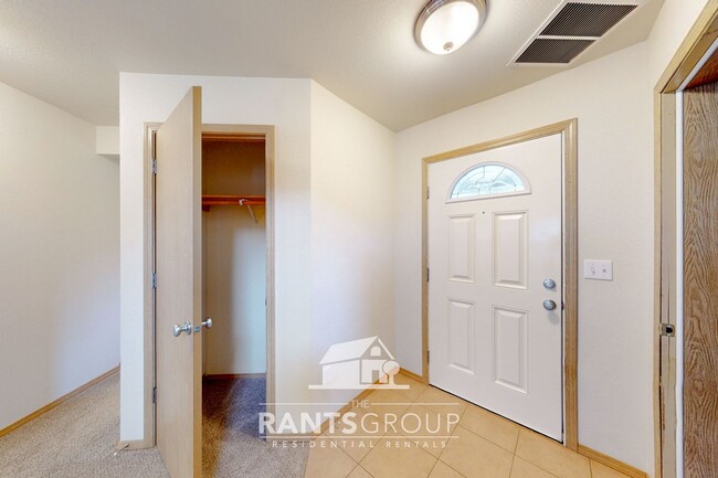 Building Photo - Great Location!  Quiet Neighborhood!