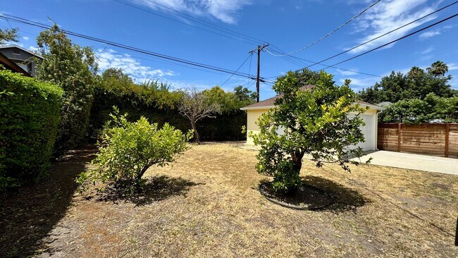 Building Photo - Charming House  with Large yard
