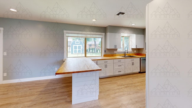 Building Photo - Renovated 3 bed 2 bath!