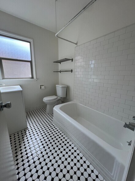 Building Photo - 722 E Carson St