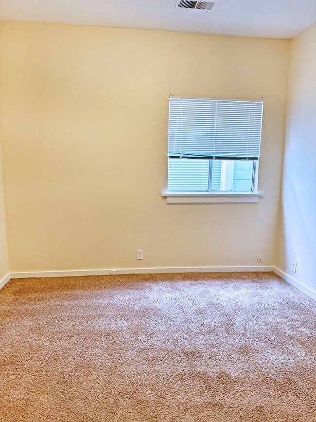 Building Photo - 5bed/2bath Single Family Home!