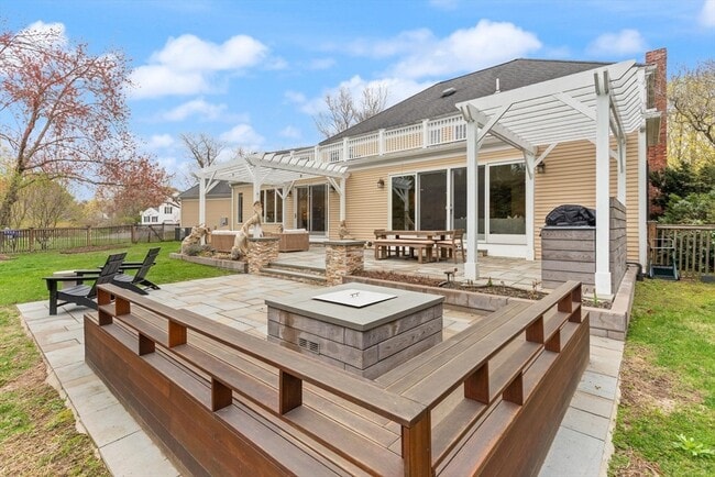 Building Photo - 25 Saddle Club Rd