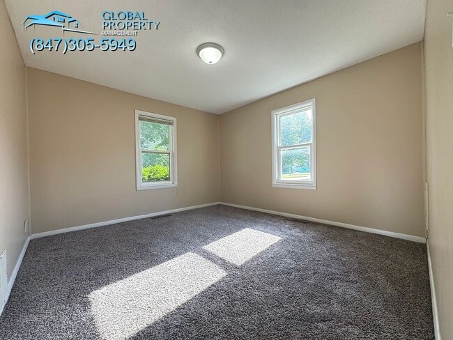 Building Photo - 5 Bedroom Home For Rent in Kankakee