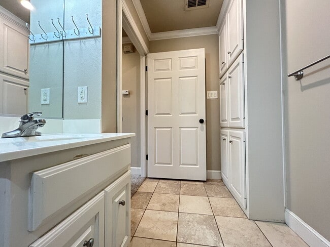 Building Photo - House Located Behind Market Street On Cul-De-Sac!