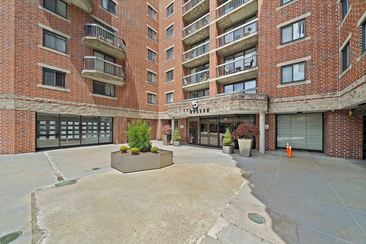 Building Photo - 15 North Beacon St