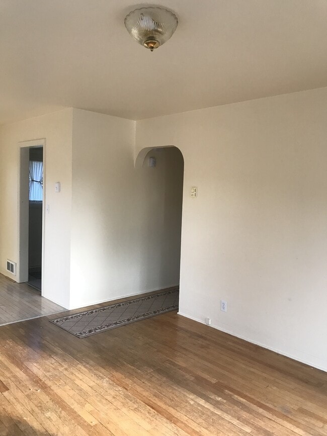 Building Photo - 165-5257 SW Secher