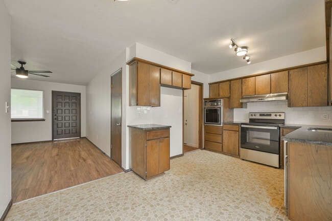 Building Photo - 1401 SW 60th St