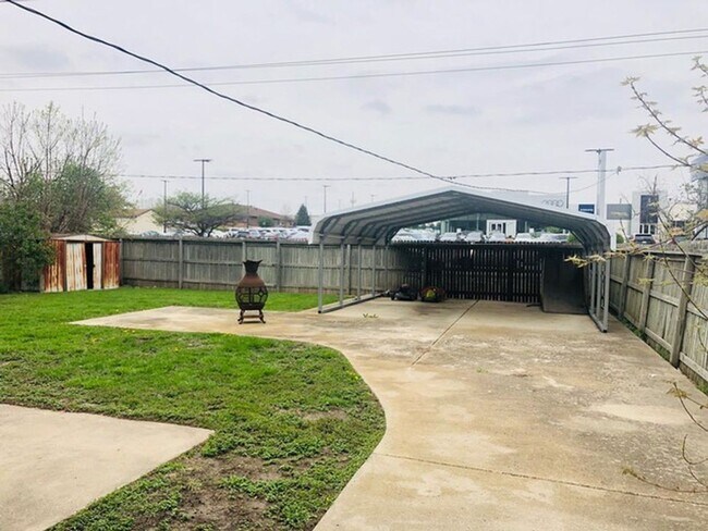 Building Photo - Charming Ranch Home with Flexible Space and Private Backyard