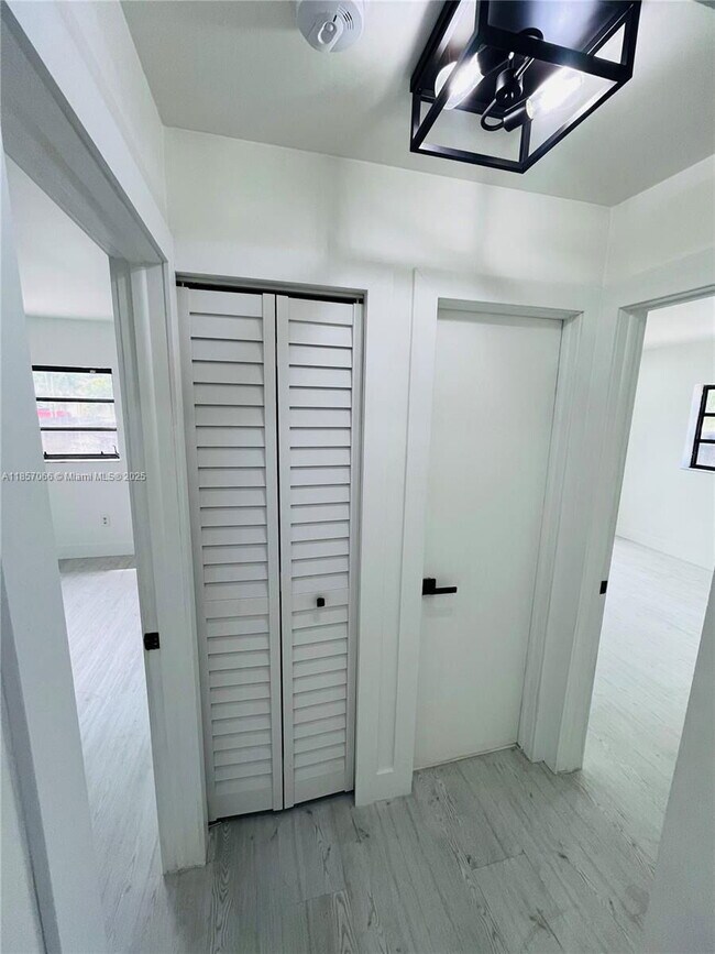 Building Photo - 1707 S Curlew Ln