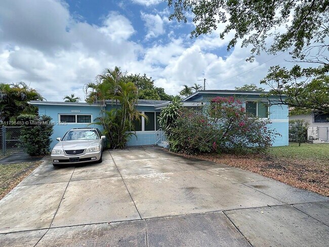 Primary Photo - 12115 NE Miami Ct