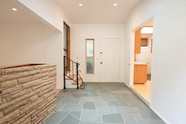 Building Photo - 3 Bedroom 2 Bathroom Home in Mission Canyon