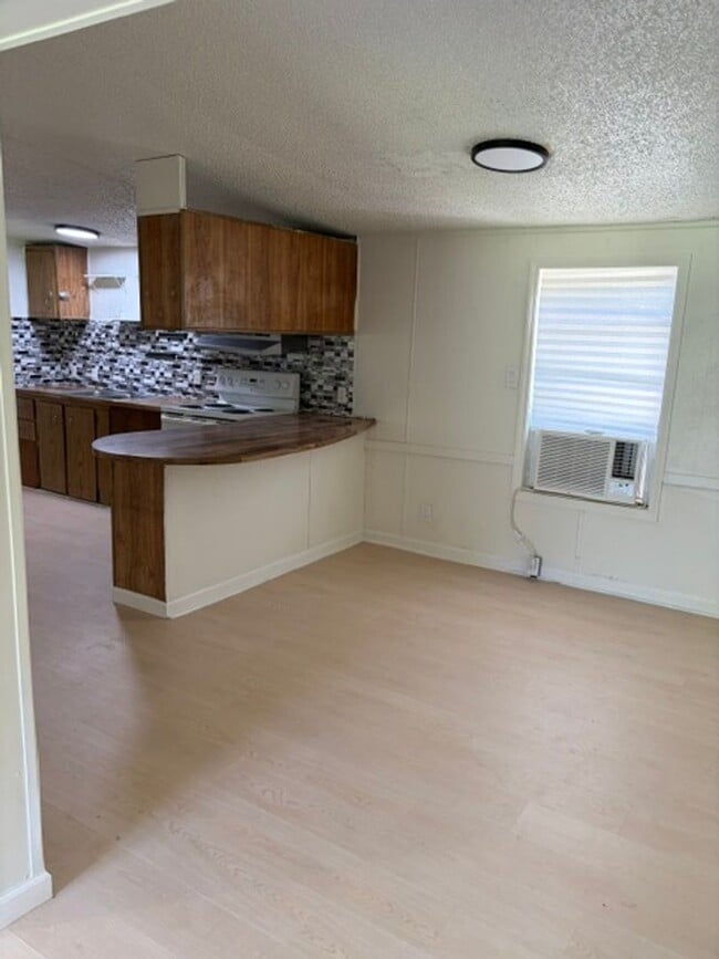 Building Photo - 3 Bedroom Home Available Now!