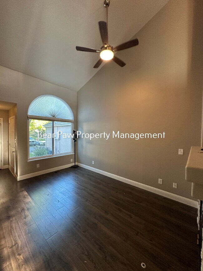 Building Photo - Spacious 3-Bed, 3-Bath Gem in Arvada!"