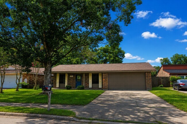 Building Photo - 608 N Plantation Dr