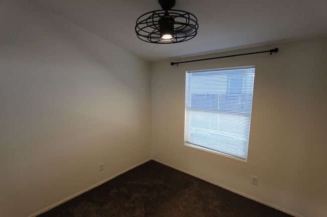 Building Photo - Move-in Special! Home in Christmas Tree es...