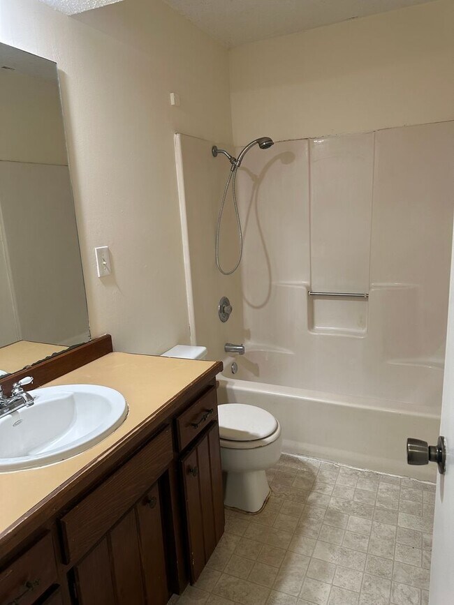 Building Photo - Great 3 bed bath home in SW Springfield